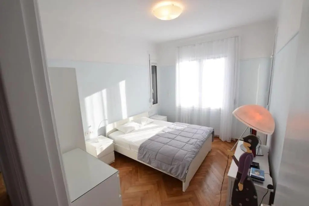 Spacious & Sunny Kolonaki Apt 5 mins metro/ACx3/1.5 BT