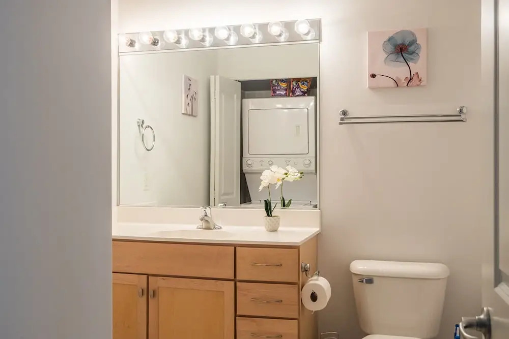 East Ward 2 BR Apt with WiFi by Frontdesk