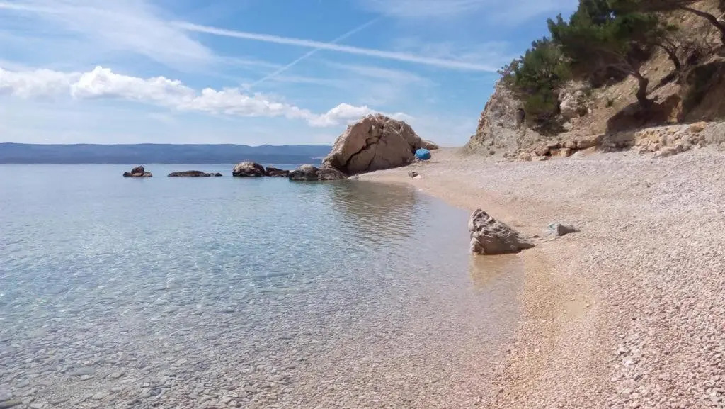 Entire home with a swimming pool for 12 in Marusici