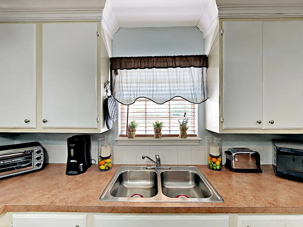108 E Whiting St House - 2 Br apts by RedAwning