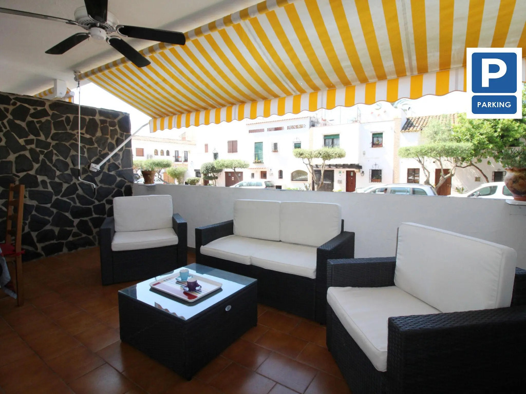 2 bedroom apartment within walking distance to the beach