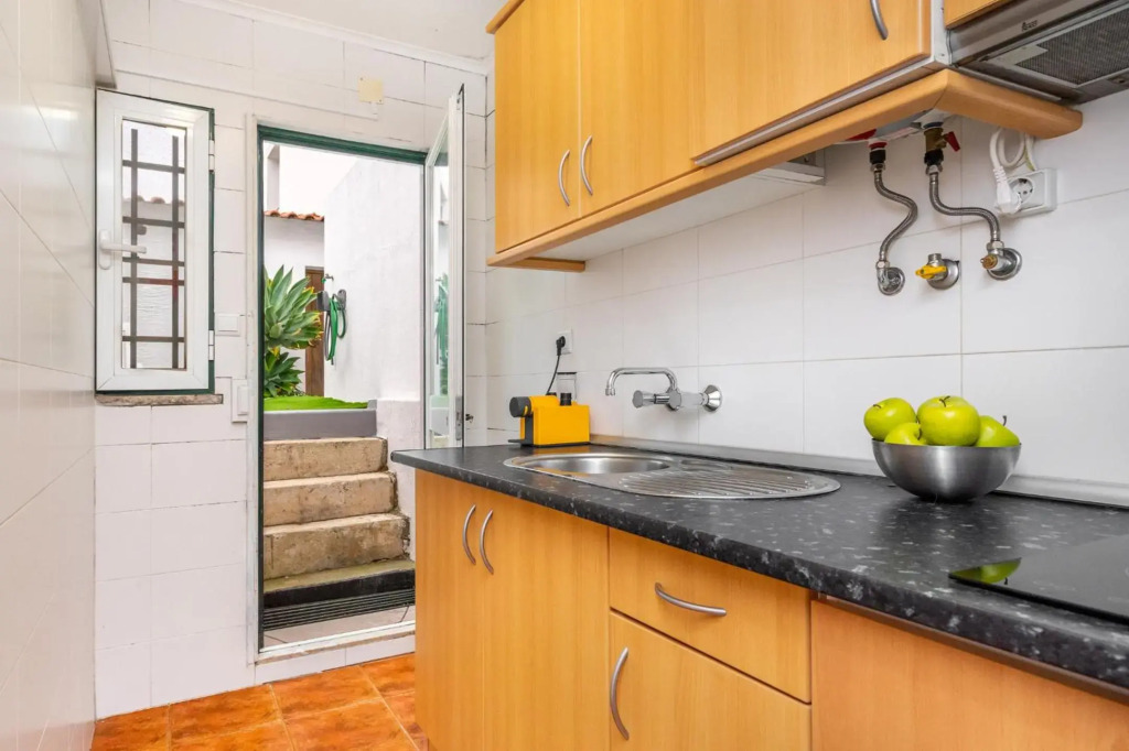 Lisboa, Charming Patio House, Central Lisbon, WIFI, Air Conditioning, Near Metro, by IG