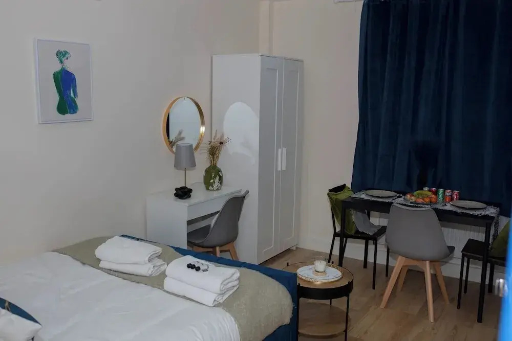 Crendon House Cosy Studio - Sleeps 2 & Kitchen