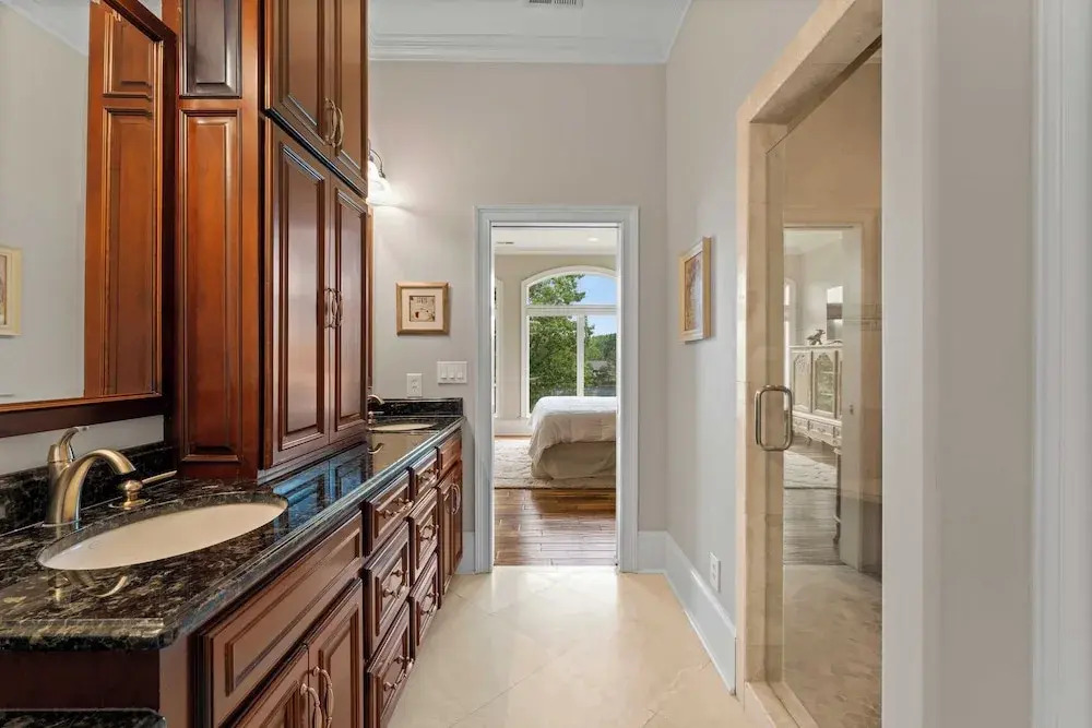 Flip Flop Therapy by Avantstay Lakefront Home w/ Game Room & Dock Access