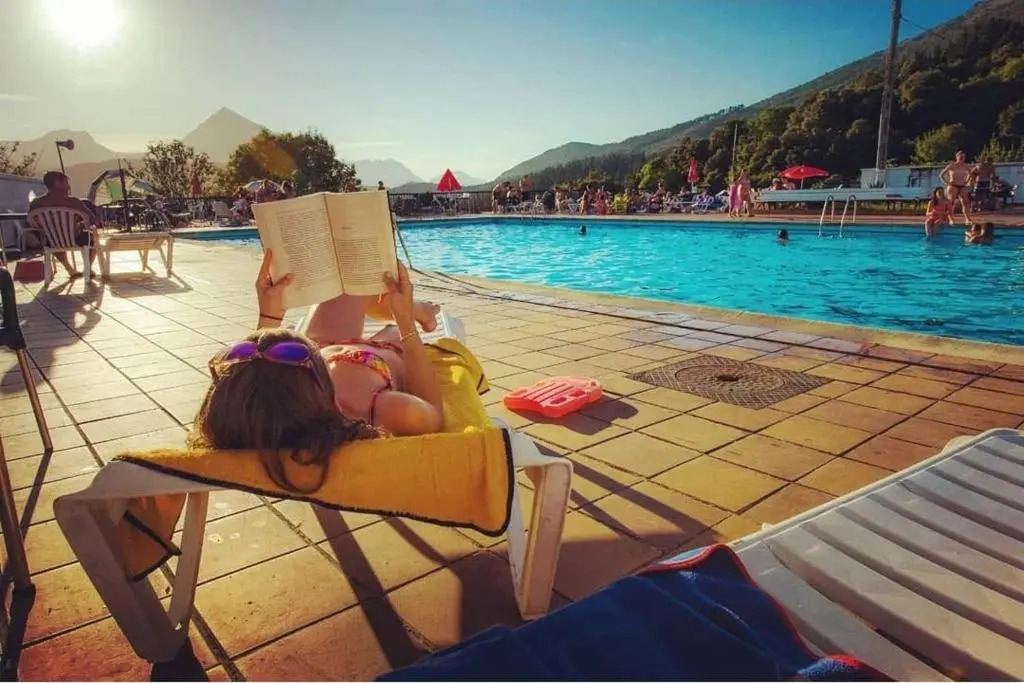 Uxarte -Alojamiento, restaurante y piscinas