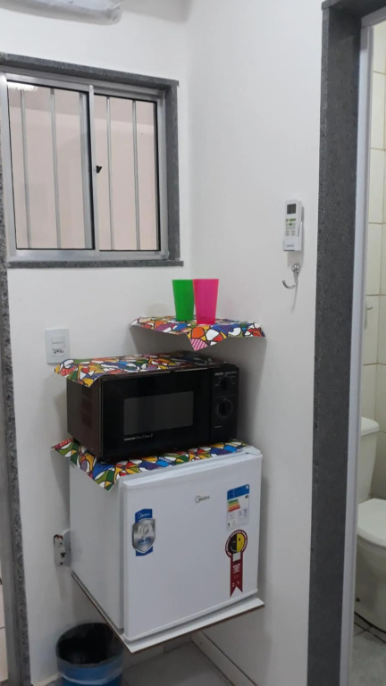 Apto 12 Kitnet pequena NOVA Térreo Ar Cond Microondas Frigobar Tv Banheiro Excelente para 1 pessoa Barato Centro Praia