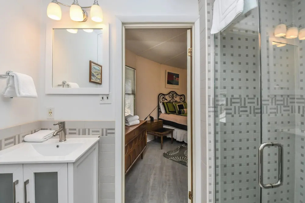 Retro Lake Landing 3 Bedroom House