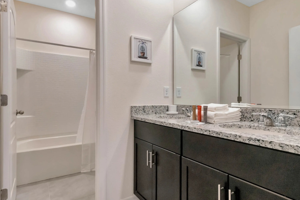 7 Bedrooms 5 Bathrooms Solterra 7599 Ol