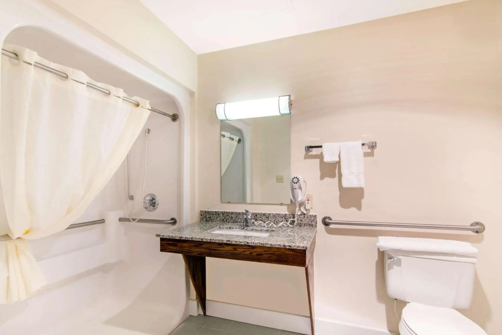 Quality Inn & Suites Carthage near Precious Moments Chapel