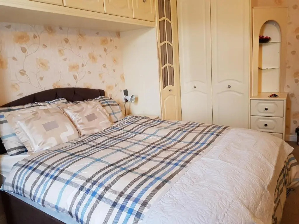 Spacious Bungalow in Romford with parking