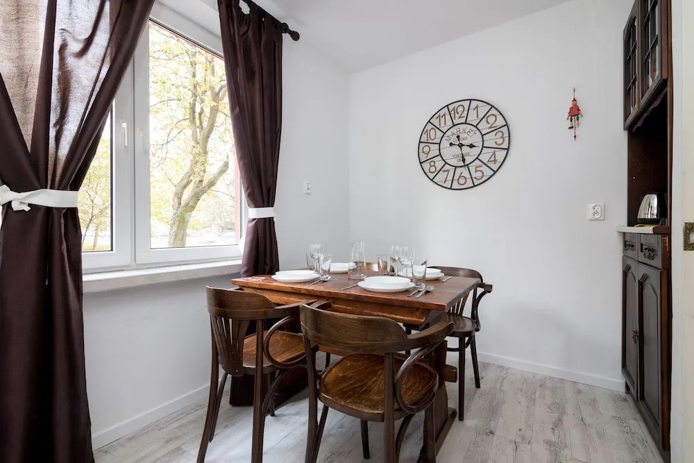 Metro Wilanowska 3-Bedroom Apartment