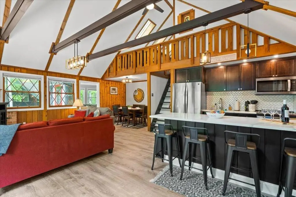 The Gingerbread House: 4 BR chalet, w/ Sunroom/Deck, sleeps 12, modern amenities