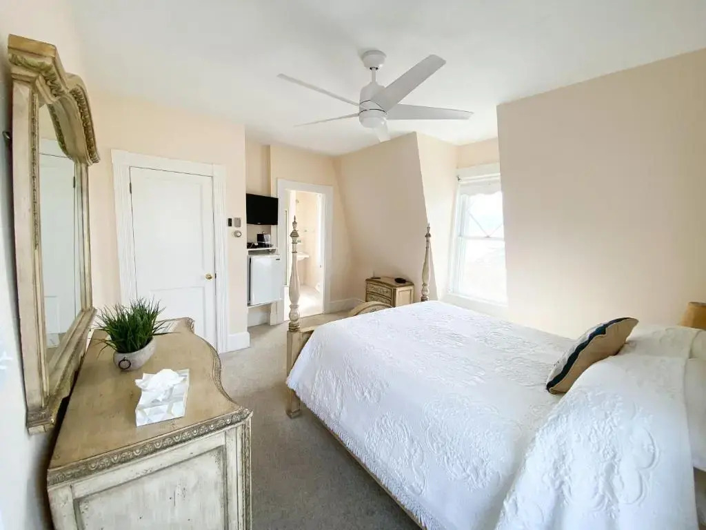 By The Sea Guests Bed & Breakfast and Suites