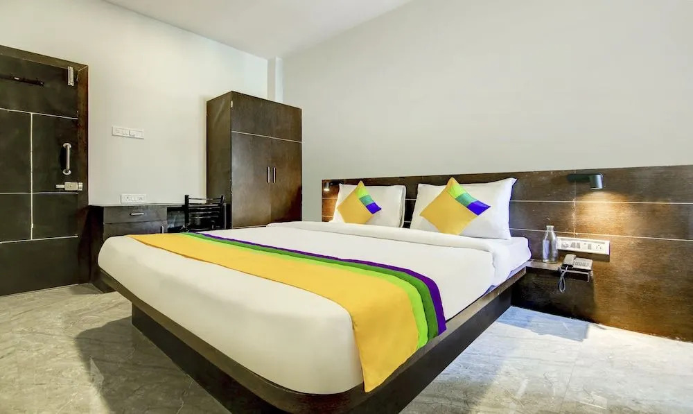 Hotel O S7