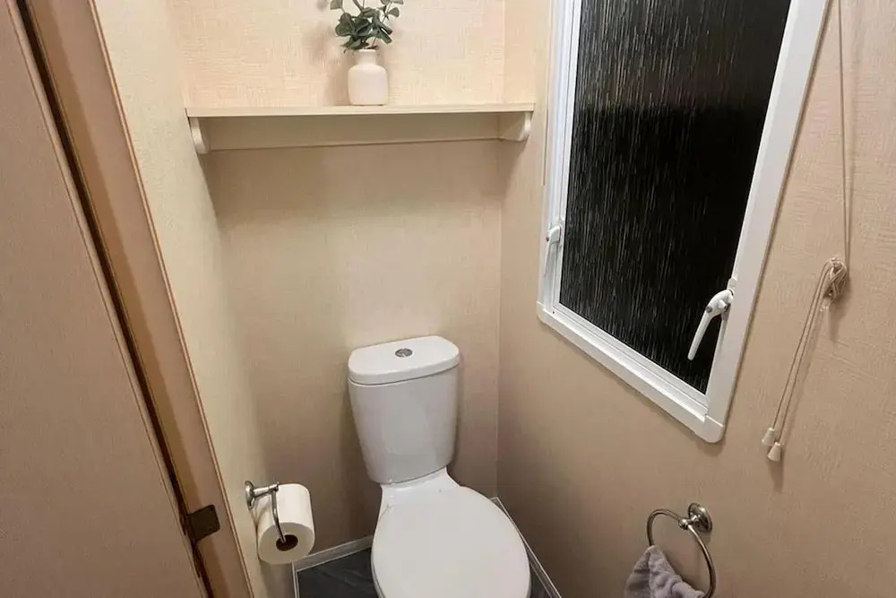 3 Bedroom Caravan - Sleeps 8 - Parking, Wifi, Pool