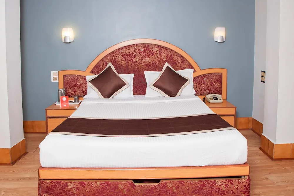 OYO 10068 Hotel Rathna