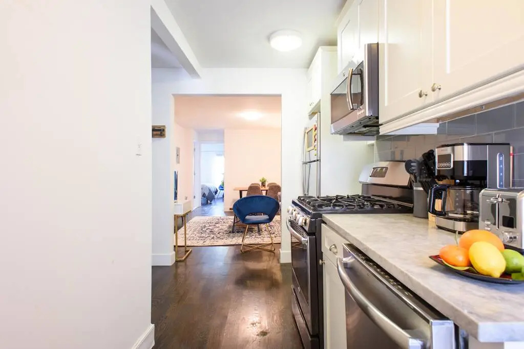 39-3 Newly Renovated 3 BR Prime Midtown Sleeps 6