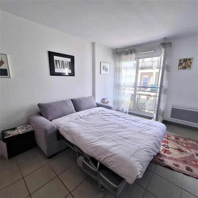 Beau studio tout confort au calme avec parking .