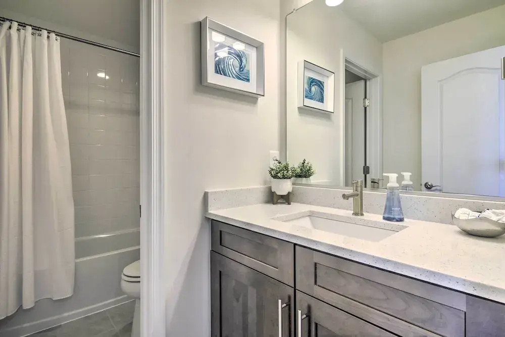 Beach Shuttle & Pool: Bishop's Landing Townhome