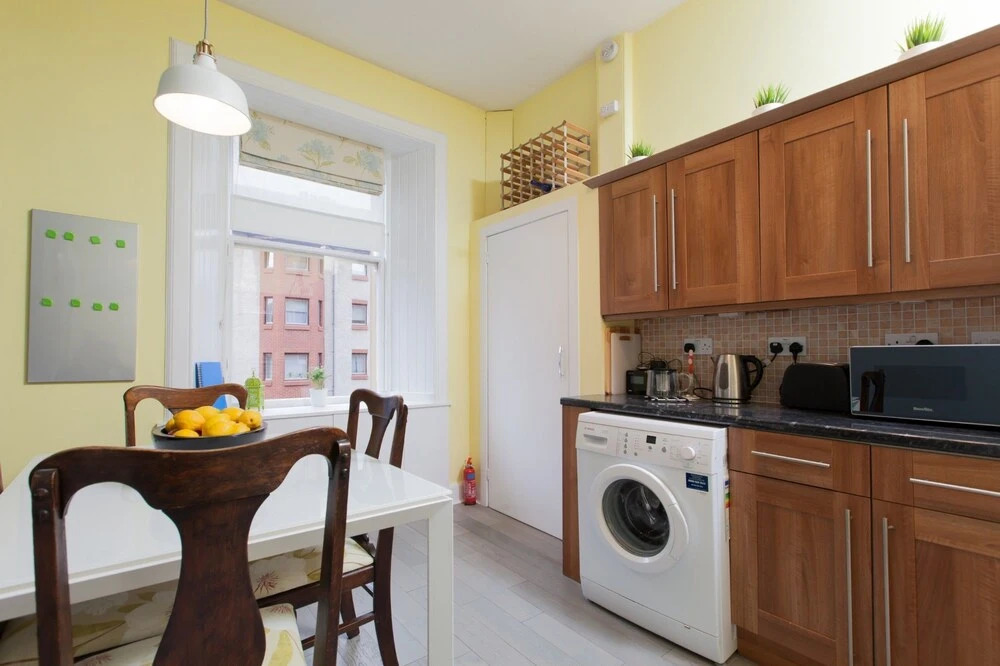 Traditional 1BR Tenement in Leith Walk Area for 2