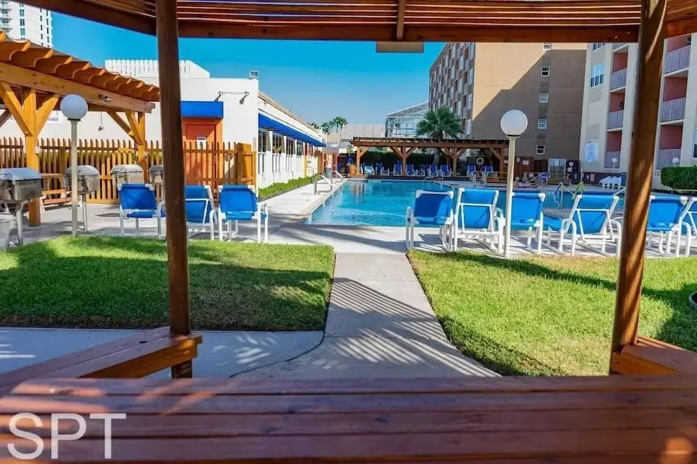 Beach access Condo Nice pool/hot tub area w/bbq 2 Bedroom Home by RedAwning