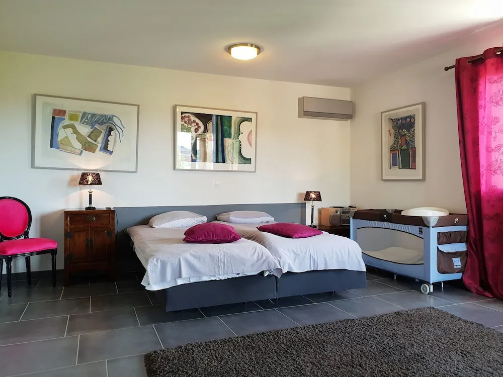 Modern Villa in Montbrun-des-Corbieres with Private Pool