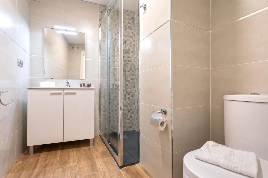 Modern apartment located close from the city center. Recaredo V