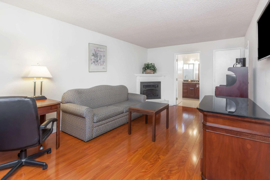 Days Inn & Suites by Wyndham Sunnyvale