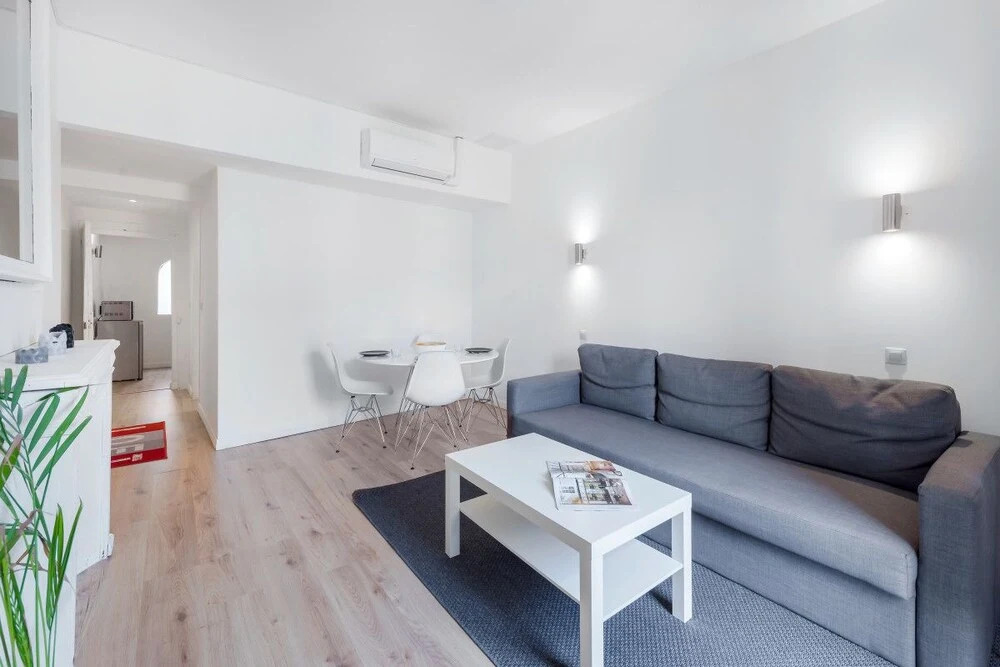 Cosy Duplex Overlooking the "rue de la Loge"!