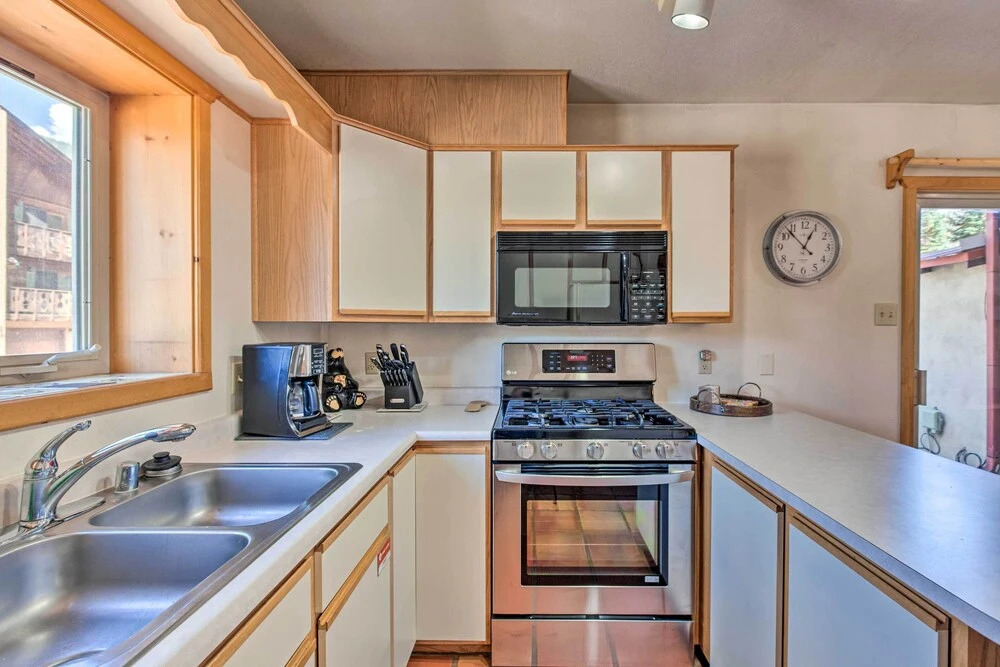 Cozy Red River Alpine Condo w/ Mountain Views