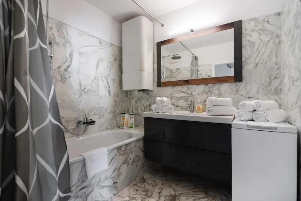 Vienna Roof Top Apartment with Terrace, Parking and AC