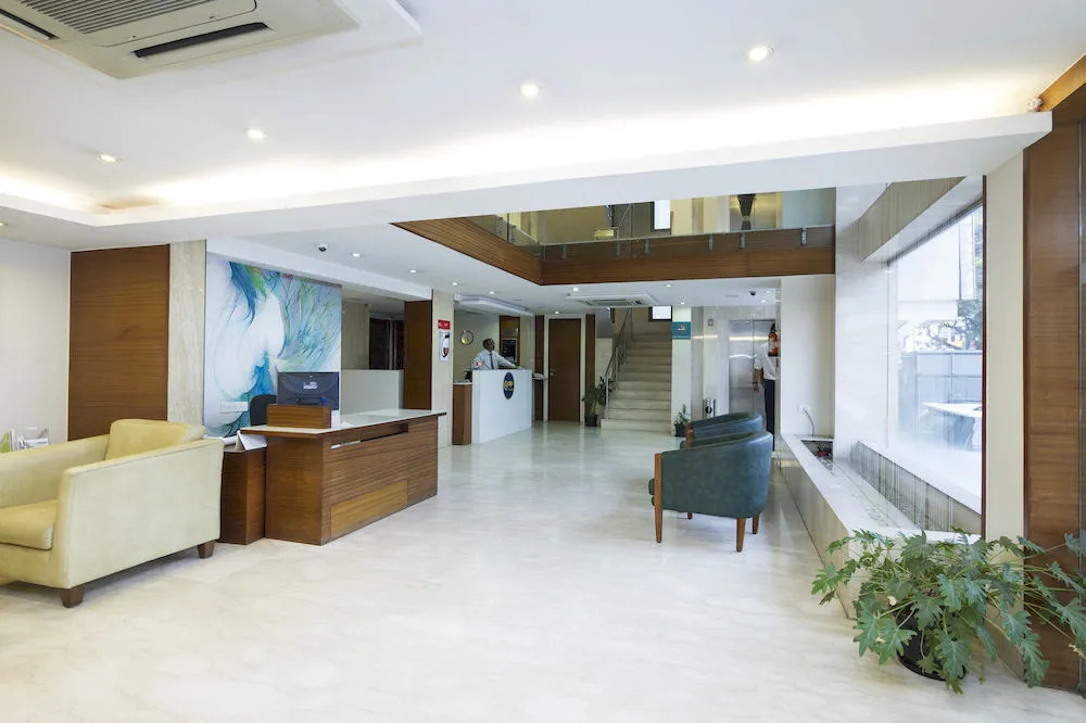 OYO Premium Cunningham Road