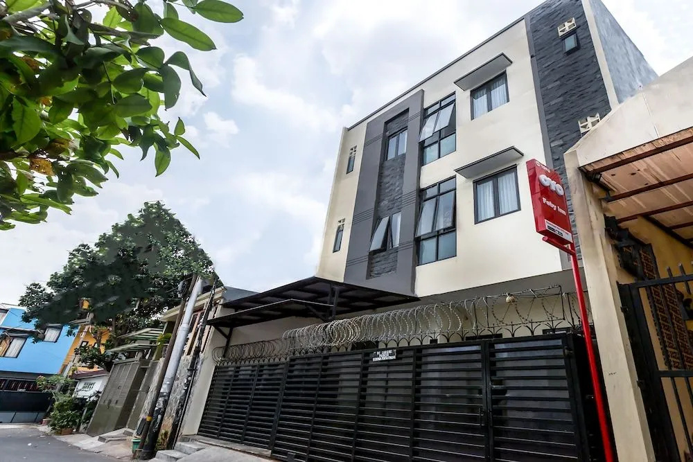 OYO 1598 Feby Inn Near RS Gandaria