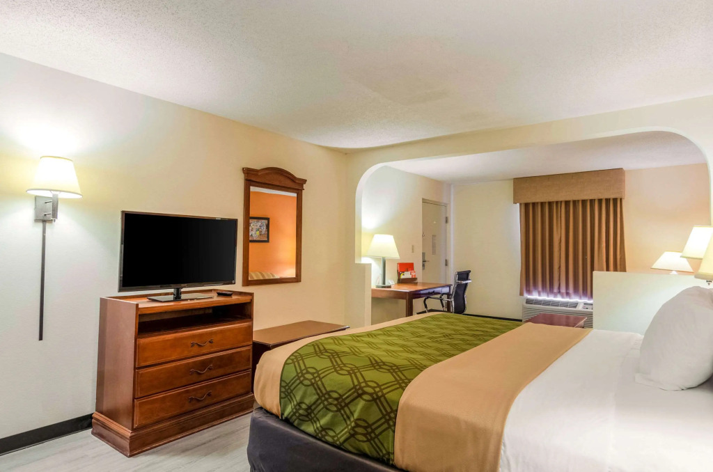 Econo Lodge Inn & Suites Gulfport Airport