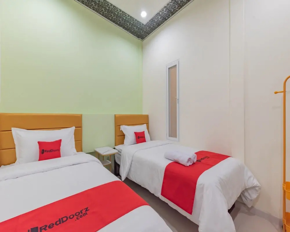RedDoorz Plus near RSUD Gunung Jati Cirebon