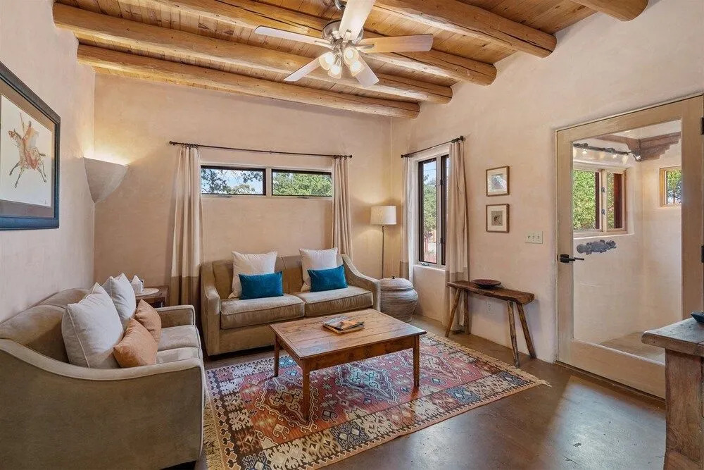 Casa de Lorenzo - Spacious Yard With Hot Tub and Fire Pit