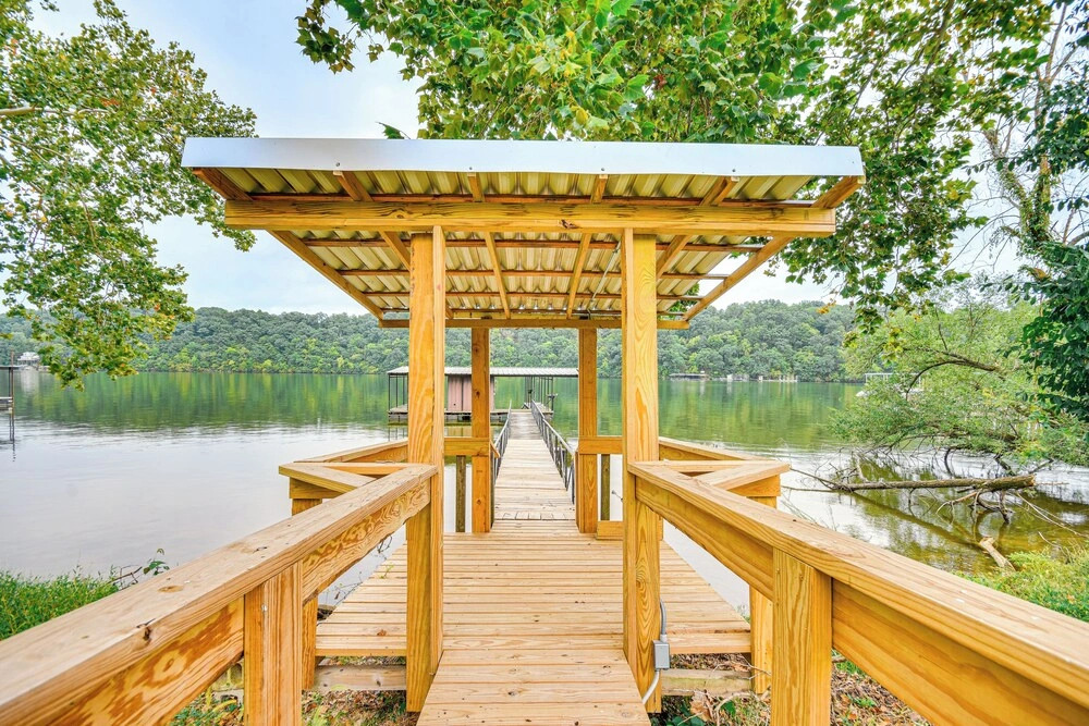 Cozy Cottage w/ Deck: Walk to Lake of the Ozarks!