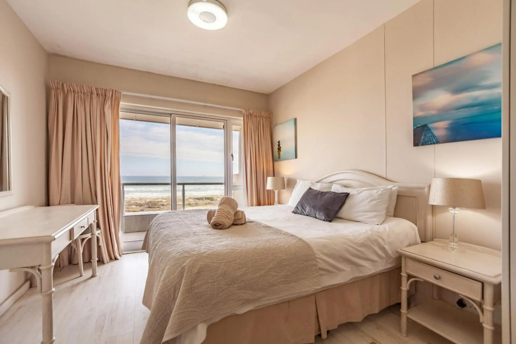 Luxury Private Beachfront 2 bedroom Dolphin Apartment, Blouberg, Cape Town