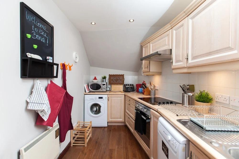Cozy Flat for 3 in 1860's Leith Whisky Bond