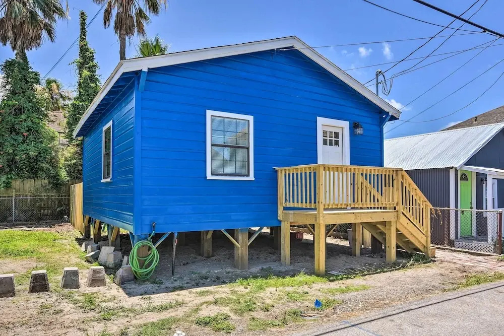 Blue Dolphin' Cottage: Walk to Galveston Seawall!