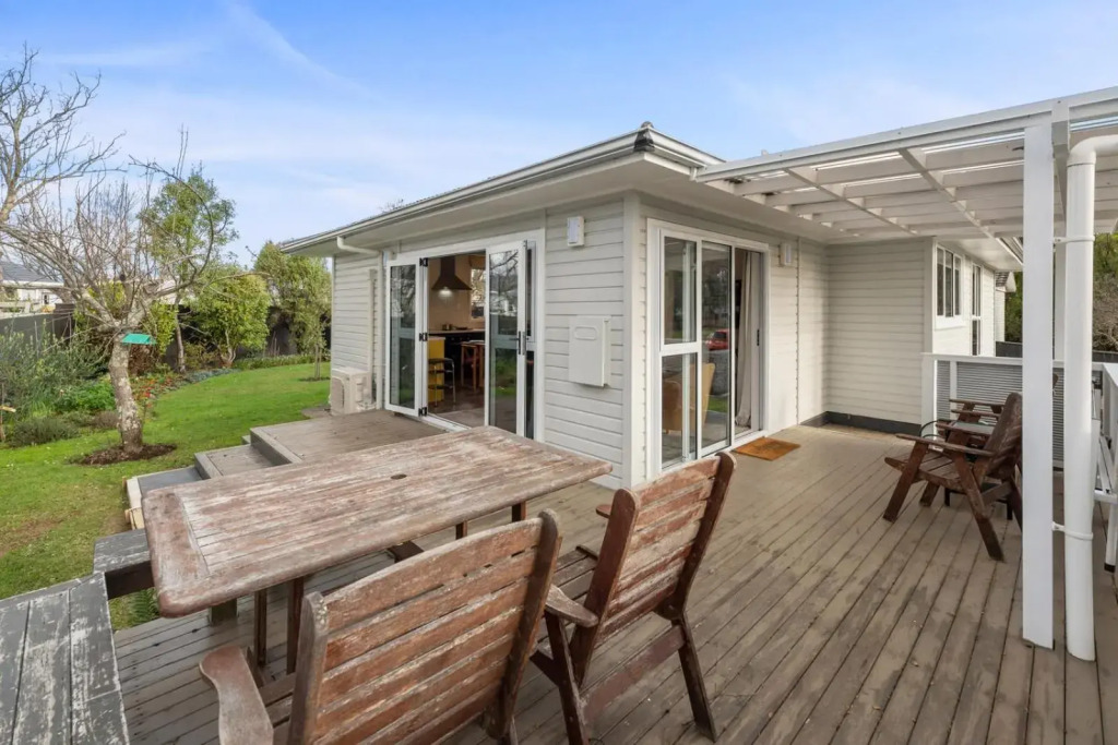 Plum Tree Cottage - Turangi Holiday Home