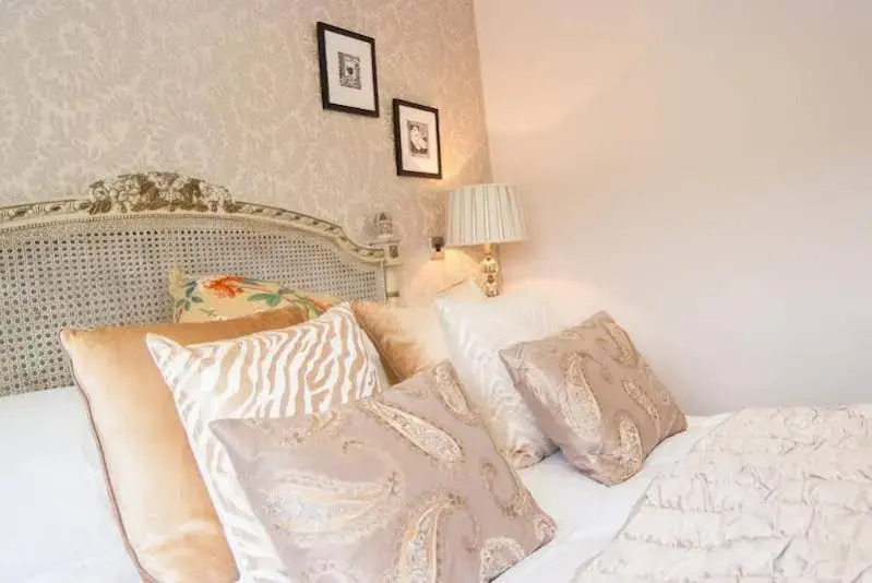 The Hare & Hounds Inn