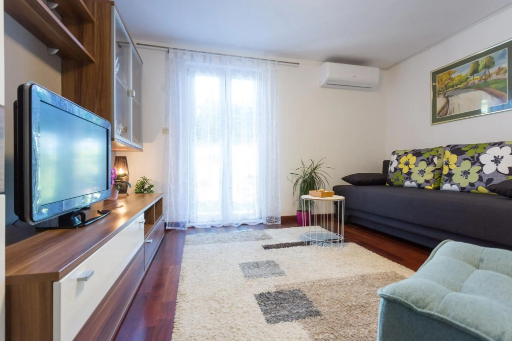 Apartments Lidija - see view with private hot tub and split level apartment with garden