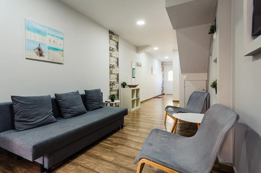 City-Sea Fusion, Elegant Gem Minutes from the Beach