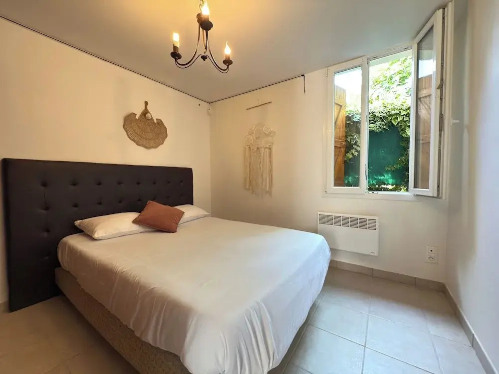 Coastal Comfort - Large Home Near Sea
