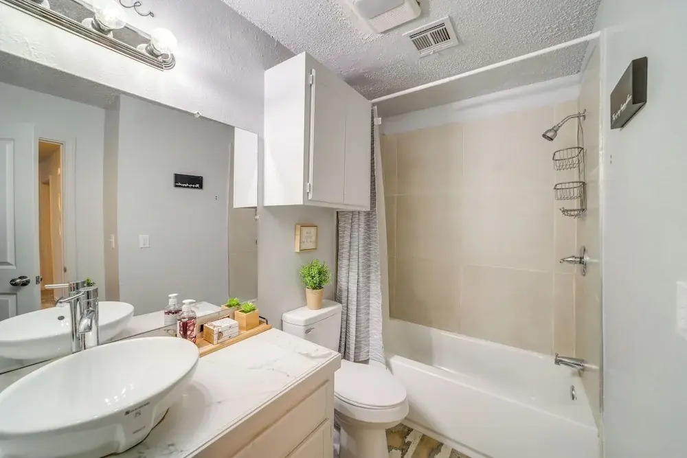 Pet-friendly Retreat w/ Yard, 12 Mi to Dtwn Tulsa