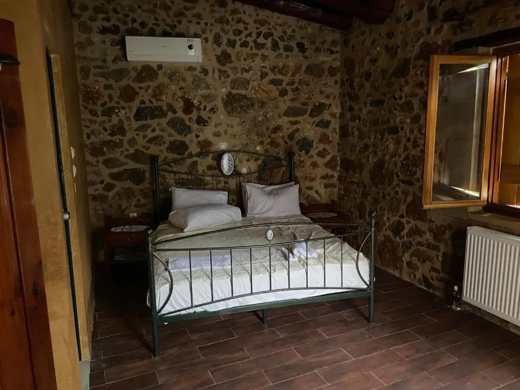 Ifigenia Lux MAISONETTE in oldtown and Villas in theriso vilage 14 km outside of chania