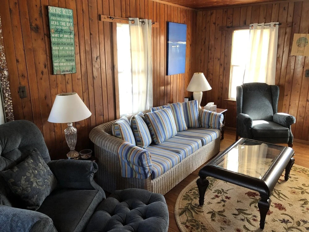 Blackbeard's Retreat - Historic And Pet Friendly 3 Bedroom Cottage by RedAwning