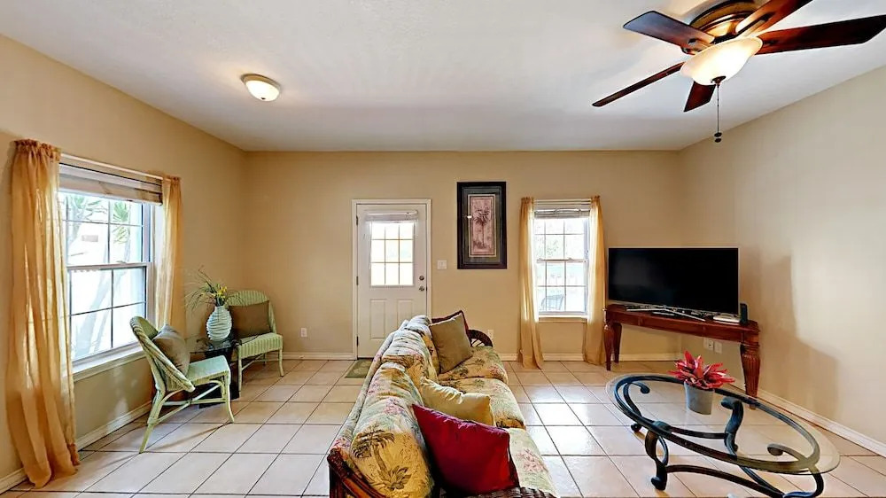 111 E Marlin St Cabin #C - 2 Br cabin by RedAwning