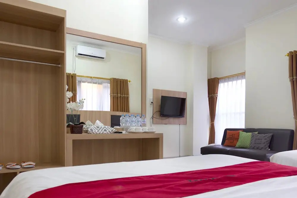 RedDoorz Plus near Trans Studio Mall 4
